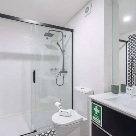 Rent this 1 bed apartment on Travessa das Oliveirinhas in 4000-222 Porto, Portugal