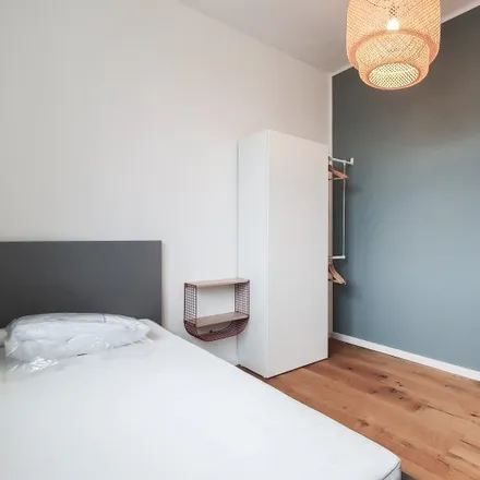 Rent this 5 bed room on Schlüsseldienst am Leo in Nazarethkirchstraße 52, 13353 Berlin