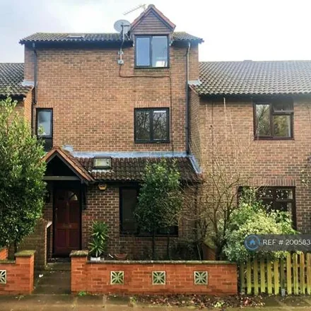 Rent this 4 bed townhouse on Starling Walk in London, TW12 3UX