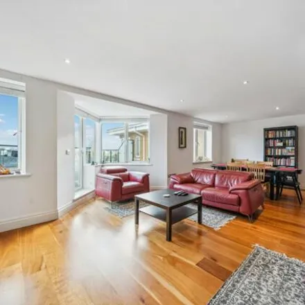 Image 5 - Birchgrove House, Strand Drive, London, TW9 4DN, United Kingdom - Apartment for sale