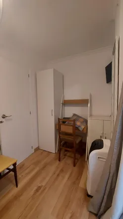 Rent this 3 bed room on Carrer del Pintor Ferrer Calatayud in 9, 46022 Valencia