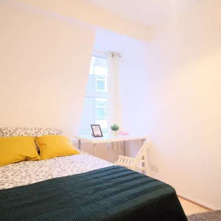 Image 7 - Queen Square, London, WC1N 3AJ, United Kingdom - Apartment for rent