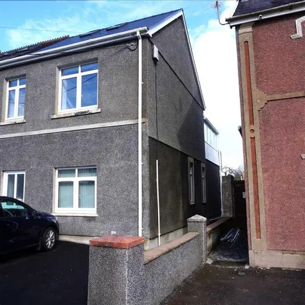 Rent this 3 bed apartment on Carmarthen Road in Cross Hands, SA14 6SU