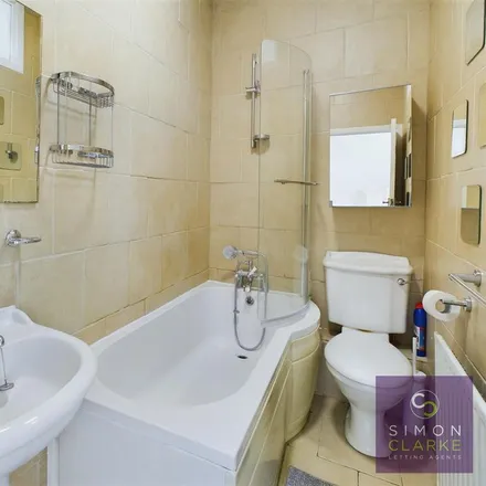Image 7 - 100 Holly Park Road, London, N11 3HB, United Kingdom - Apartment for rent