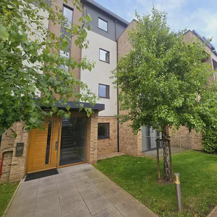 Rent this 2 bed apartment on Great North Way in London, NW4 1PP