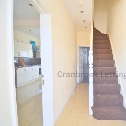 Image 2 - Saxon Road, Loxford, London, IG1 2JF, United Kingdom - Townhouse for rent