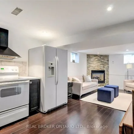 Image 5 - 20 Glenburn Avenue, Toronto, ON M4B 2J0, Canada - Apartment for rent