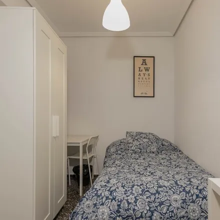 Rent this 5 bed room on Bicipolis in Plaça de Roma, 60