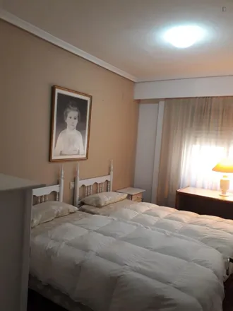 Rent this 3 bed room on Avinguda d'Aragó in 14, 16