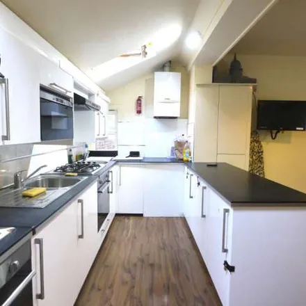 Rent this 9 bed apartment on Argyle Mansions in Chichele Road, London