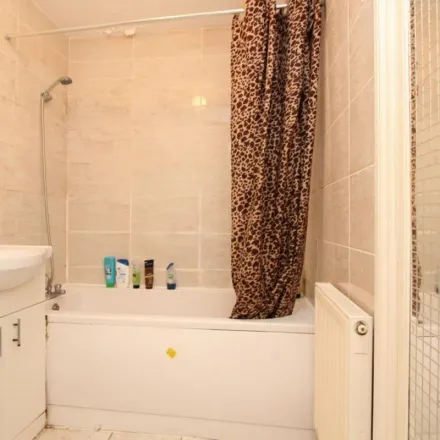 Image 4 - Suebi Cottage, 16 Lombard Place, London, E3 5FA, United Kingdom - Apartment for rent