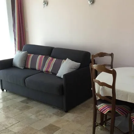 Rent this 2 bed house on 84300 Cavaillon