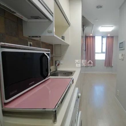 Rent this studio apartment on 서울특별시 강남구 역삼동 677-4