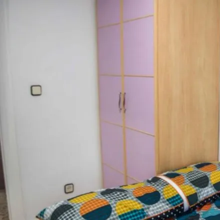 Rent this 6 bed room on Biblioteca d'Educació "María Moliner" in Carrer de Ramon Llull, 46022 Valencia