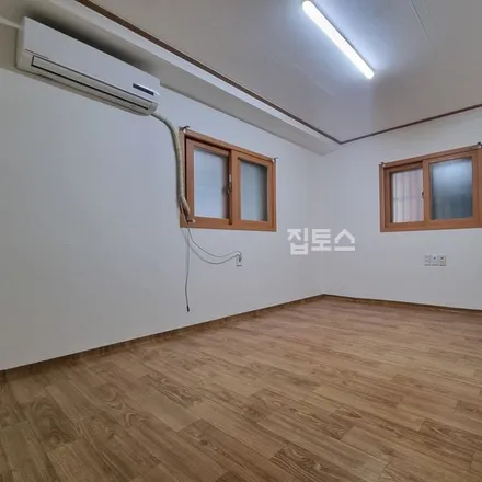 Rent this studio apartment on 서울특별시 송파구 석촌동 271-16