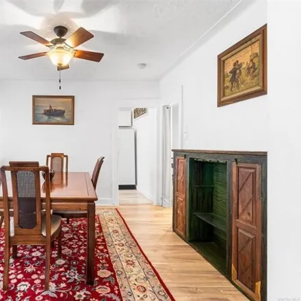 Image 7 - 825 East 21st Street, New York, NY 11210, USA - House for sale