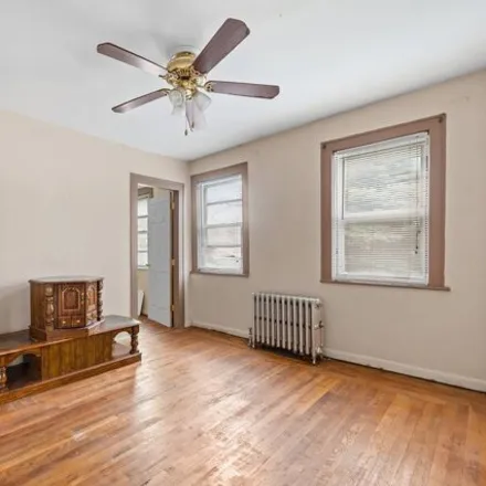Image 7 - 14-04 30th Avenue, New York, NY 11102, USA - House for sale
