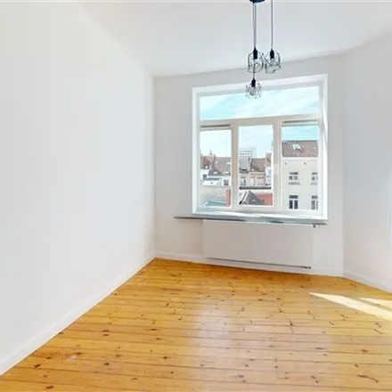 Rent this 2 bed apartment on Rue Colonel Van Gele - Kolonel Van Gelestraat 117 in 1040 Etterbeek, Belgium