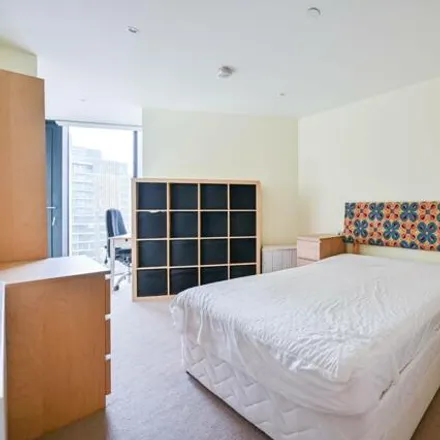 Image 5 - Strata SE1, 8 Walworth Road, London, SE1 6EE, United Kingdom - Apartment for rent