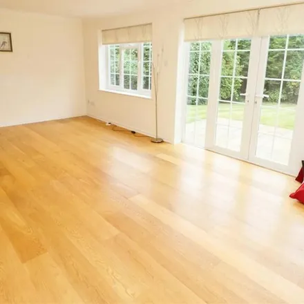 Rent this 4 bed apartment on Kingsley Avenue in Borehamwood, WD6 4AT