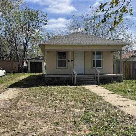 Buy this 2 bed house on 319 South Lake Street in Ponca City, OK 74601