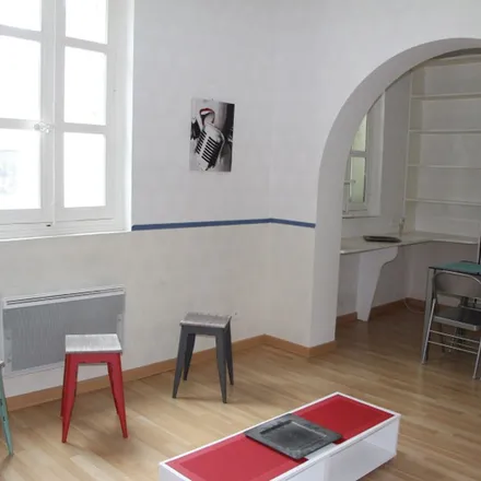 Image 2 - 5 Rue Huguier Truelle, 10000 Troyes, France - Apartment for rent