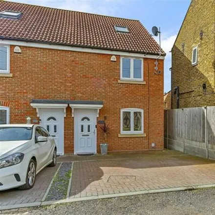 Buy this 3 bed duplex on Parsonage Chase in Halfway, ME12 3JN