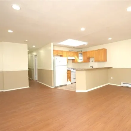 Image 7 - 45-12 220th Place, New York, NY 11361, USA - House for rent