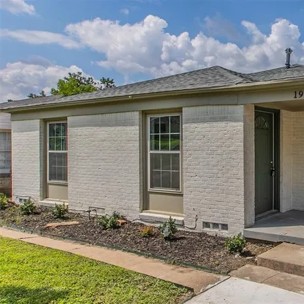 Buy this 3 bed house on 1931 Berwick Avenue in Dallas, TX 75203