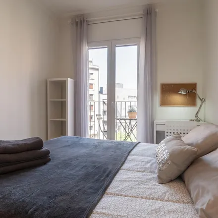 Rent this 4 bed room on Bismillah in Carrer de Pi i Margall, 08001 Barcelona
