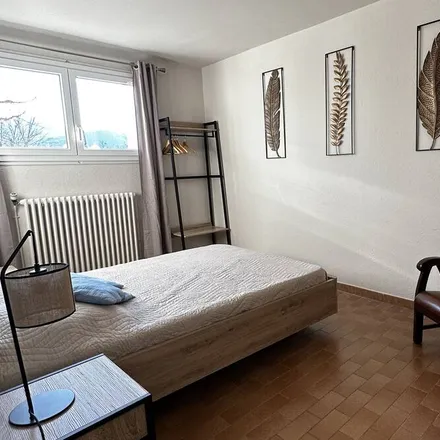 Rent this 4 bed house on 84110 Saint-Marcellin-lès-Vaison