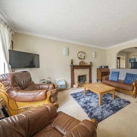 Image 2 - Bierton Road, Aylesbury, HP20 1EH, United Kingdom - House for sale