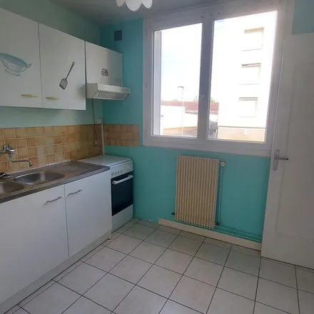 Rent this 3 bed apartment on 45 bis Avenue John Kennedy in 36000 Châteauroux, France