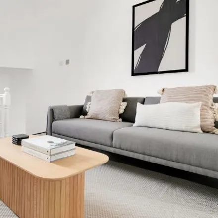 Rent this 3 bed apartment on 203 Earl's Court Road in London, SW5 9RF