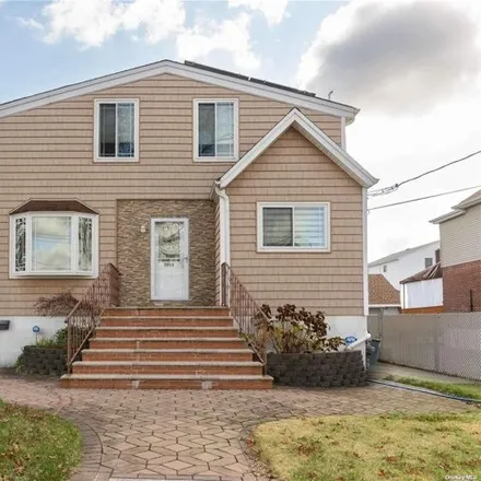 Buy this 4 bed house on 3098 Mullan Place in New York, NY 10465
