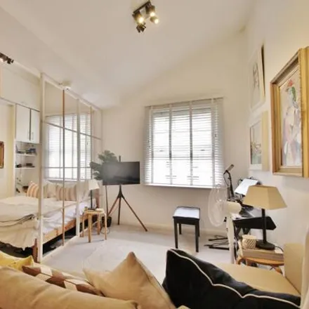 Rent this studio apartment on 150 Warwick Road in London, W8 6PL