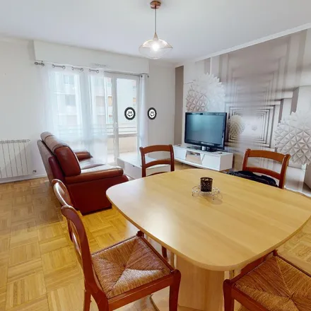 Rent this 4 bed apartment on Boulevard Henri Dunant in 49100 Angers, France