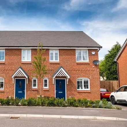 Rent this 3 bed townhouse on Doolan Crescent in Wigan, WN6 7FZ
