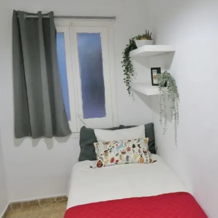 Rent this 4 bed room on Carrer de Vila i Vilà in 54, 08004 Barcelona