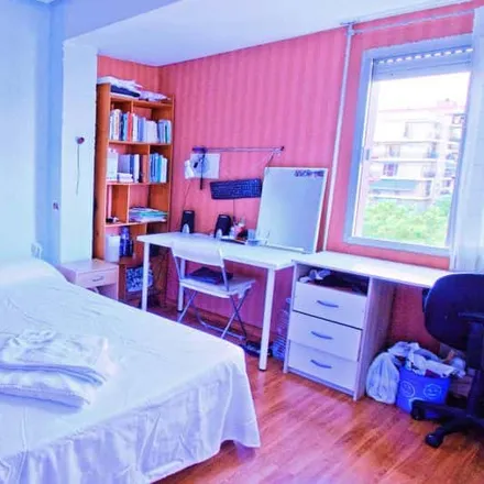 Rent this 3 bed room on Carrer del Poeta Mas i Ros in 46021 Valencia, Spain