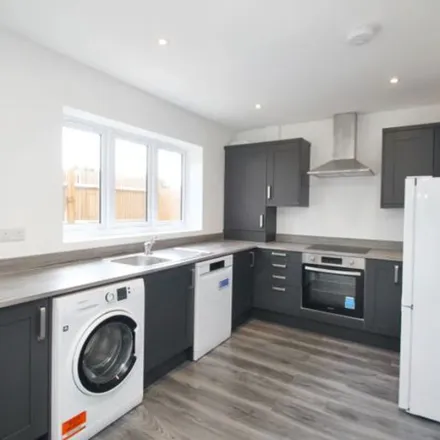 Image 9 - 8 Broomhill Walk, London, IG8 9HF, United Kingdom - Apartment for rent