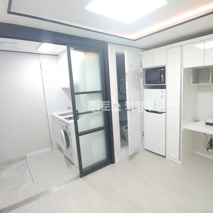 Rent this studio apartment on 서울특별시 송파구 문정동 52-2