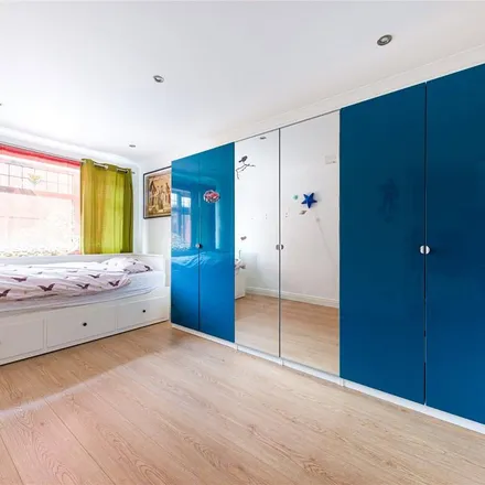 Rent this 4 bed apartment on 170 Pentonville Road in London, N1 9JL