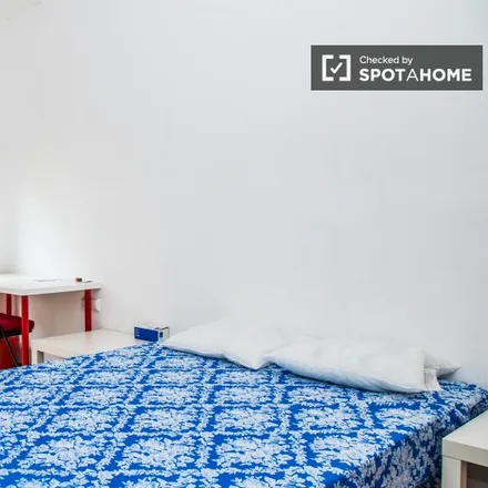 Rent this 4 bed room on Carrer de Verdi in 115, 08012 Barcelona