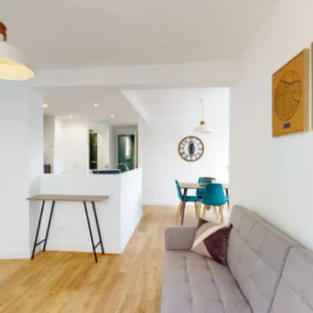Image 7 - 8 Avenue des Lilas, 59130 Lambersart, France - Apartment for rent