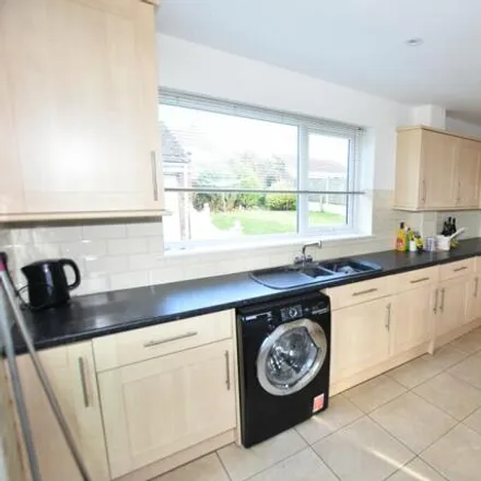 Image 2 - The Bramleys, Nailsea, BS48 4RL, United Kingdom - House for rent