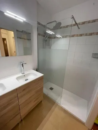 Image 6 - Carrer del Doctor Ferran, 22, 08034 Barcelona, Spain - Room for rent