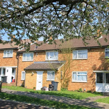 Rent this 3 bed townhouse on Holly Copse in Stevenage, SG1 1QT