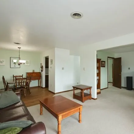 Image 3 - 10345 West Whitnall Edge Drive, Franklin, WI 53132, USA - Condo for sale