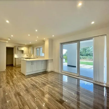Image 2 - The Ridgeway, Letchmore Heath, WD7 8PT, United Kingdom - House for rent
